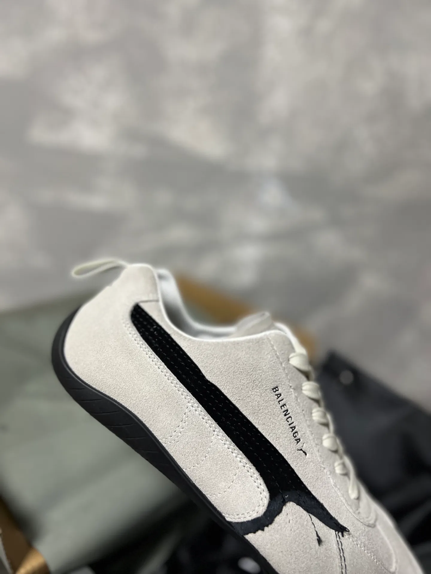 👟👟Ex-factory price 480👟👟 PUMA co-branded Balenciaga: Who knows! This pair of distressed and war-damaged Speedcats are so good-looking. The thin-soled sneakers have been upgraded to 2.0, which destroys the aesthetics of the street. More than half of the classic PUMA stripes on the side of the shoes have been "violently torn". The distressed treatment has a sense of ruined art, and it becomes the focus of the street in seconds! Hot stamping double logo + gold foil size mark on the heel, the details give a high-end feel Code number: 35-44 (45 customized)